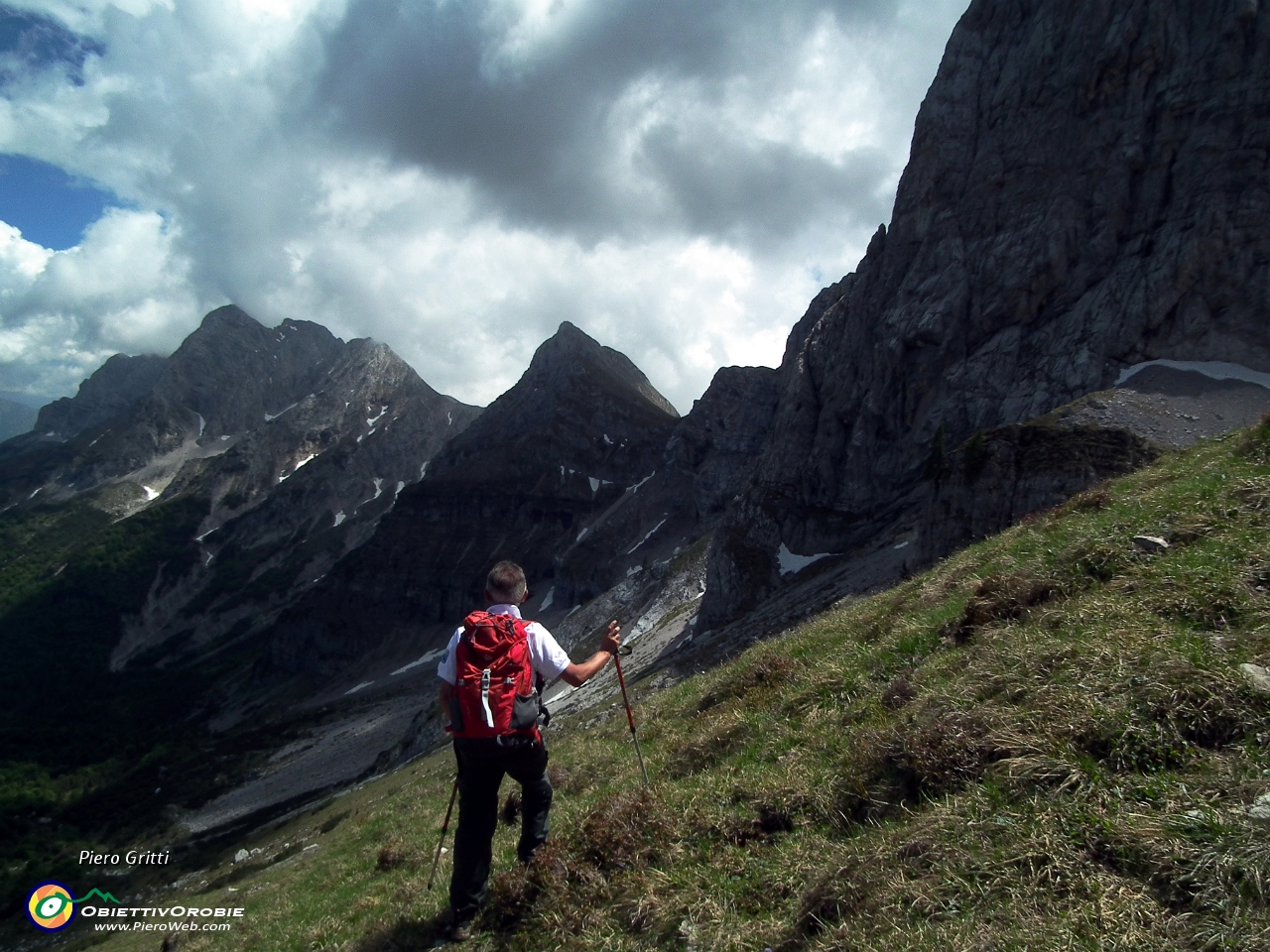 47 sotto le dolomitiche pareti rocciose nord dell'Arera....JPG